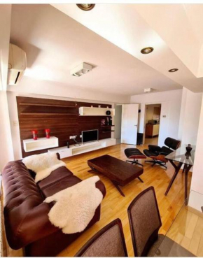 Piso Exclusivo, 2 dormitorios, 2 baños, balcón.-